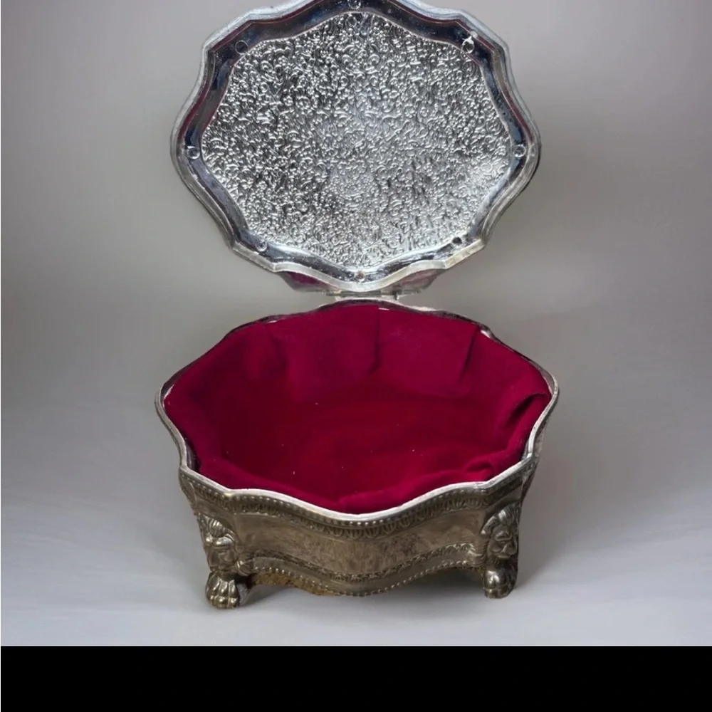 Elegant Silver Jewelry Organizer Box
